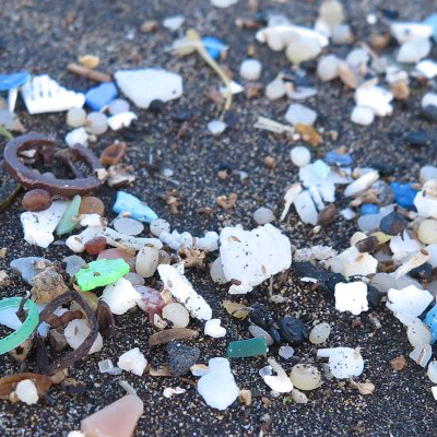 Mikroplastik Partikel am Strand
